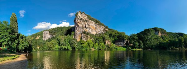 Comment organiser des vacances en Dordogne avec des visites de châteaux et des cours de cuisine médiévale?
